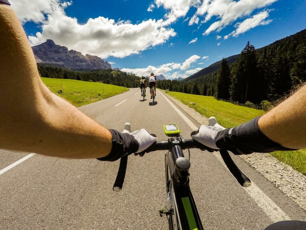 Pohled cyklisty jedoucího malebnou krajinou na silnici