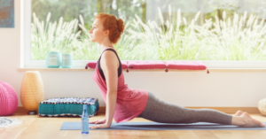 Žena cvičí jógu v pohodlném oblečení