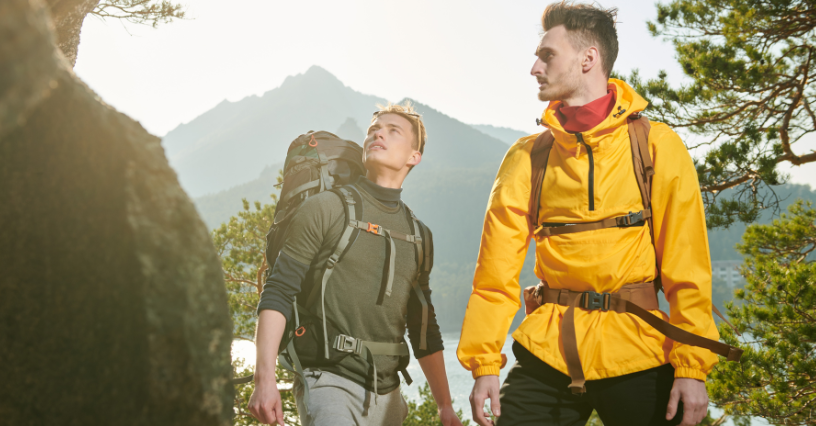 Dva lidé s batohy při horské túře