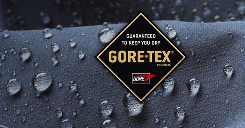 Logo Gore-Tex na textili s kapkami vody na povrchu