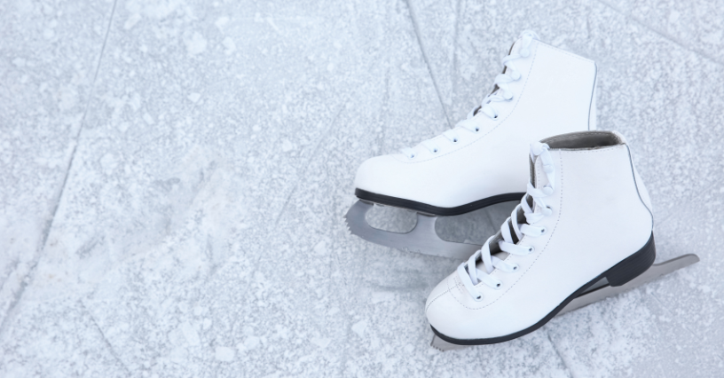 Bílé brusle na ledové ploše