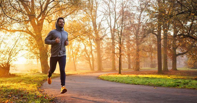 Běžec na cestě v parku během podzimu
