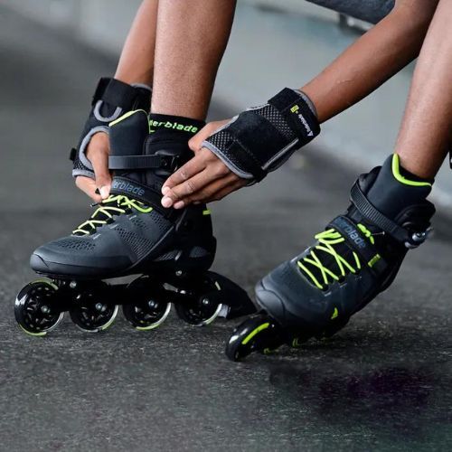 Pánské kolečkové kartáče Rollerblade Macroblade 80 black 07100600 1A1