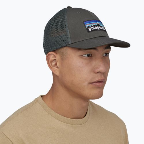 Kšiltovka Patagonia P-6 Logo LoPro Trucker forge grey