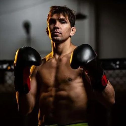 Boxerské rukavice  DBX BUSHIDO "Hammer - Red" Muay Thai czarne/czerwone