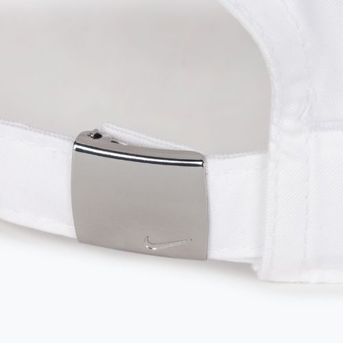 Kšiltovka Nike Dri-Fit Club Unstructured Metal Swoosh bílá/metalická stříbrná