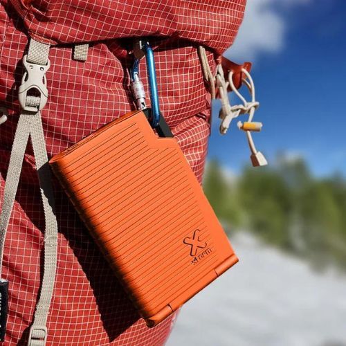 Xtorm Super Charger solární powerbanka 10000 mAh 20W černá