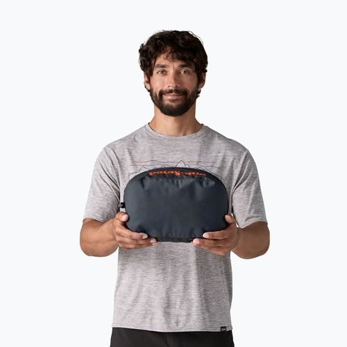 Cestovní organizér Patagonia Black Hole Cube 6 l smolder blue / amanita red