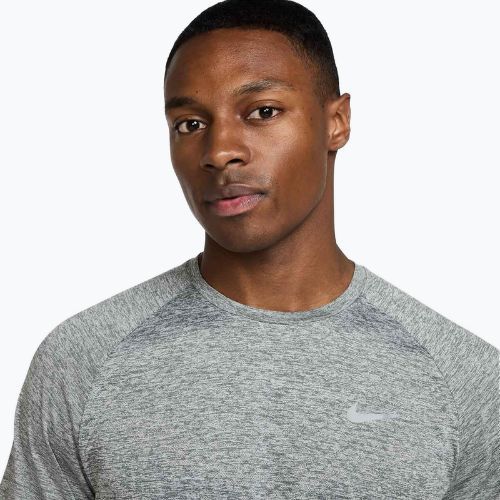 Pánské běžecké tričko Nike Stride ADV smoke grey / heather
