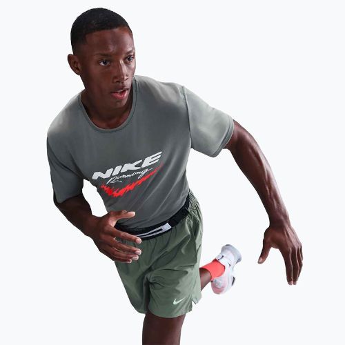Pánské běžecké tričko Nike Miler Dri-Fit UV smoke grey