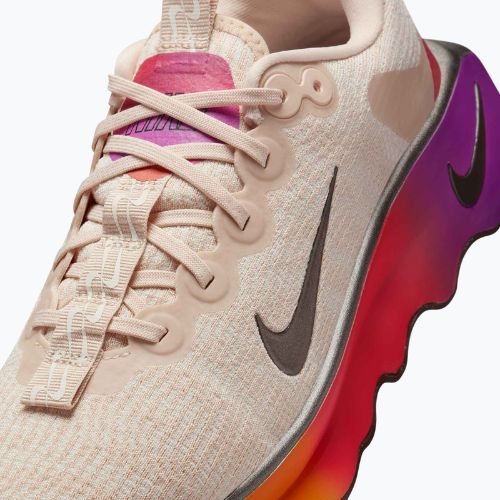 Dámské tréninkové boty Nike Motiva SE pearl white/pale ivory/vivid purple/mtl gold grain