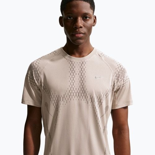 Pánské běžecké tričko Nike Stride Dri-Fit ADV cream li/mink brown