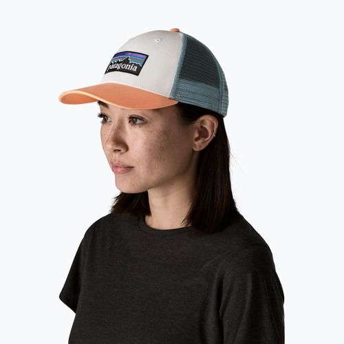 Kšiltovka Patagonia P-6 Logo LoPro Trucker white w/peach sherbet