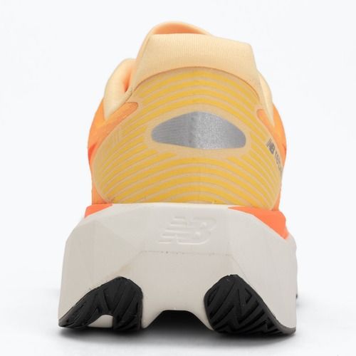 Pánské běžecké boty New Balance FuelCell Rebel V5 tangerine heat/silver metallic