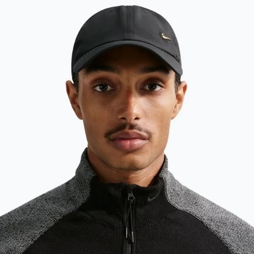 Kšiltovka Nike Dri-Fit Club Unstructured Metal Swoosh 2026 black/metallic gold