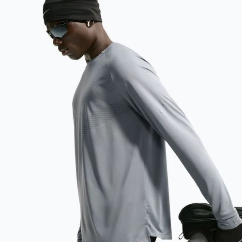 Pánské běžecké tričko Longsleeve Nike Stride Dri-Fit ADV Smoke Grey