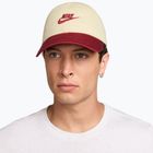 Kšiltovka Nike Club Unstructured Futura Wash light khaki/team crimson/team crimson