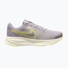 Dámské běžecké boty Nike Run Defy silver lilac/sail/cream ii/fennel