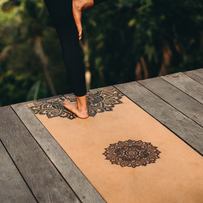 Podložka na jógu Yoga Design Lab Cork 3,5 mm hnědá Mandala Black 8