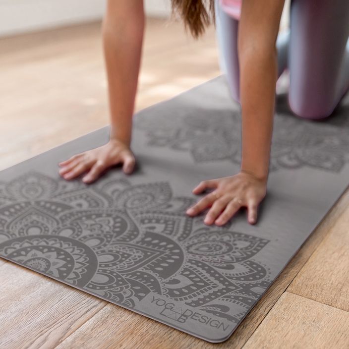 Podložka na jógu Yoga Design Lab Flow Pure 6 mm zelená Mandala Charcoal 7