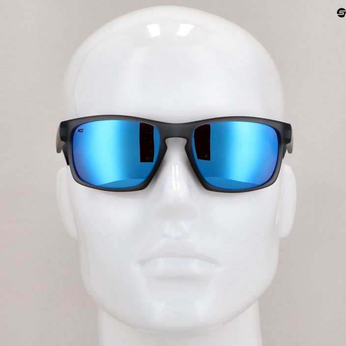 Sluneční brýle GOG Logan fashion matná krystalově šedá / polychromatická bílo-modrá E713-2P 9