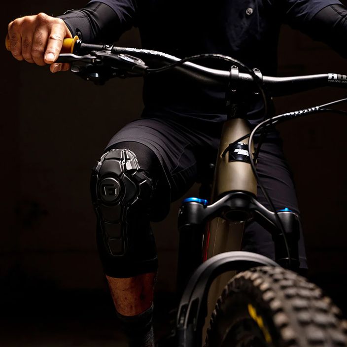 Cyklistické kolenní chrániče  G-Form Pro-X3 Knee tripple matte black 3