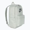 Batoh Nike Heritage 25 l light silver/smoke grey 2