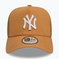 Kšiltovka  New Era League Essential Trucker New York Yankees dark beige 2