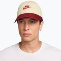 Kšiltovka Nike Club Unstructured Futura Wash light khaki/team crimson/team crimson