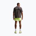 Pánské běžecké šortky Nike Stride Dri-Fit 2in1 7" volt ice 3