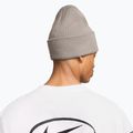 Zimní čepice Nike Peak Futura Beanie moon particle/white 4