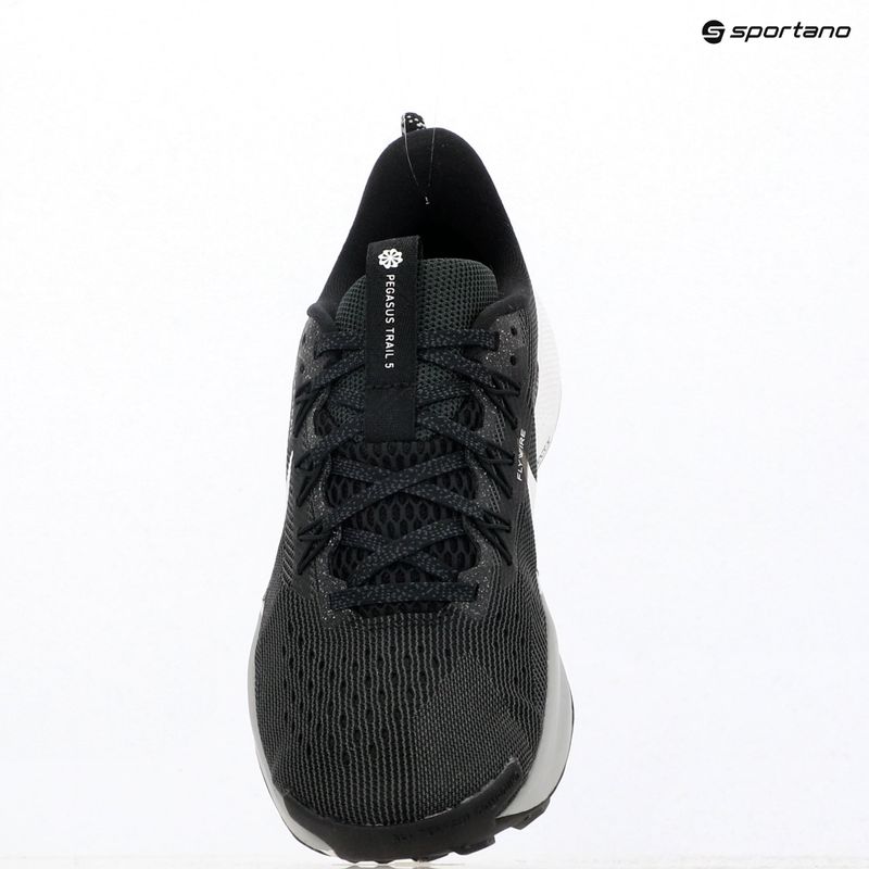 Dámské běžecké boty Nike Pegasus Trail 5 black / white / anthracite / wolf grey 15