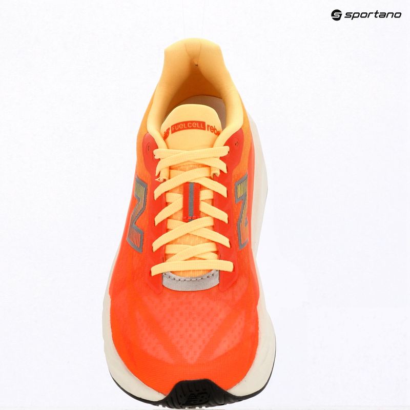 Dámské běžecké boty New Balance FuelCell Rebel V5 tangerine heat/silver metallic 9