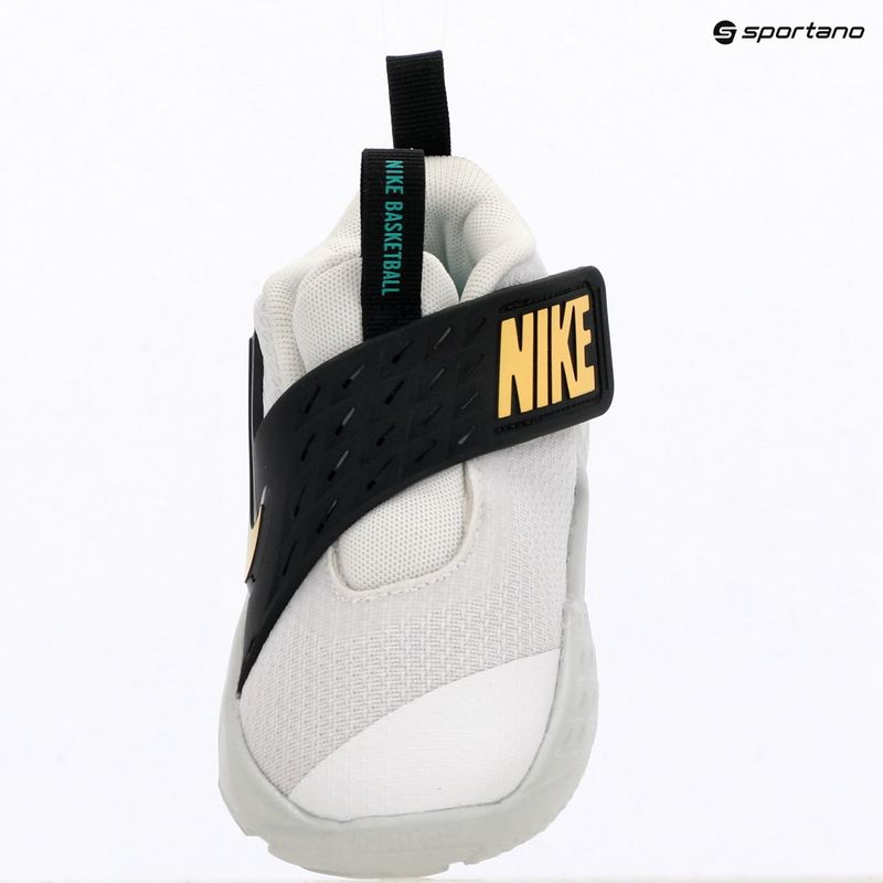 Dětské boty Nike Team Hustle D 12 white/black/clear emerald/topaz gold 6