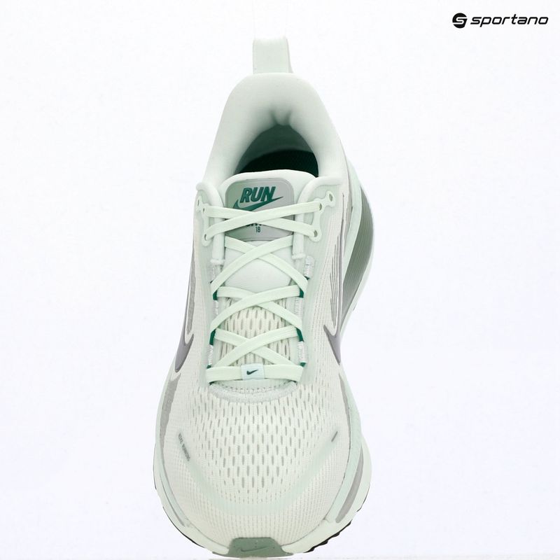 Dámské běžecké boty Nike Vomero 18 barely green/steam/metallic silver 14