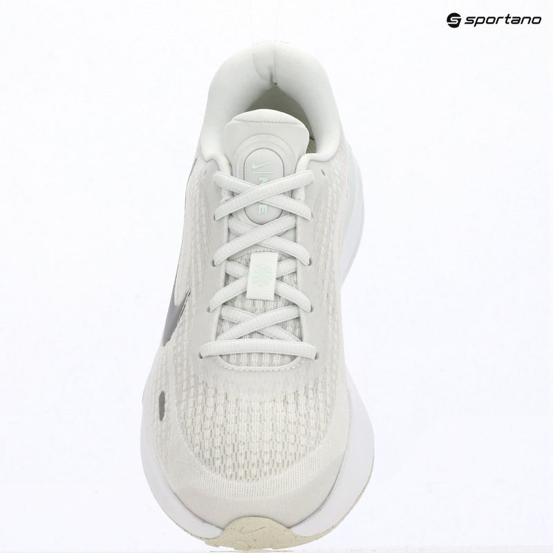 Dámské běžecké boty Nike Journey Run summit white/metallic silver 15