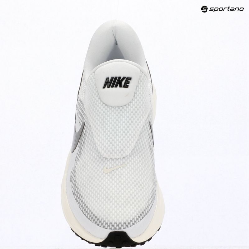 Dámské běžecké boty Nike Revolution 8 EasyOn white/sail/black/metallic silver 14