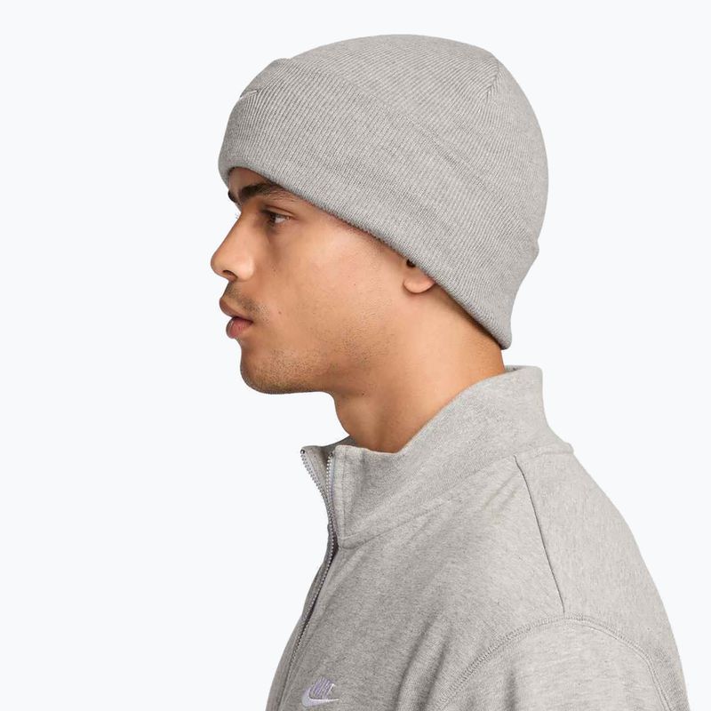 Zimní čepice Nike Peak Swoosh Beanie dark grey heather/white 4