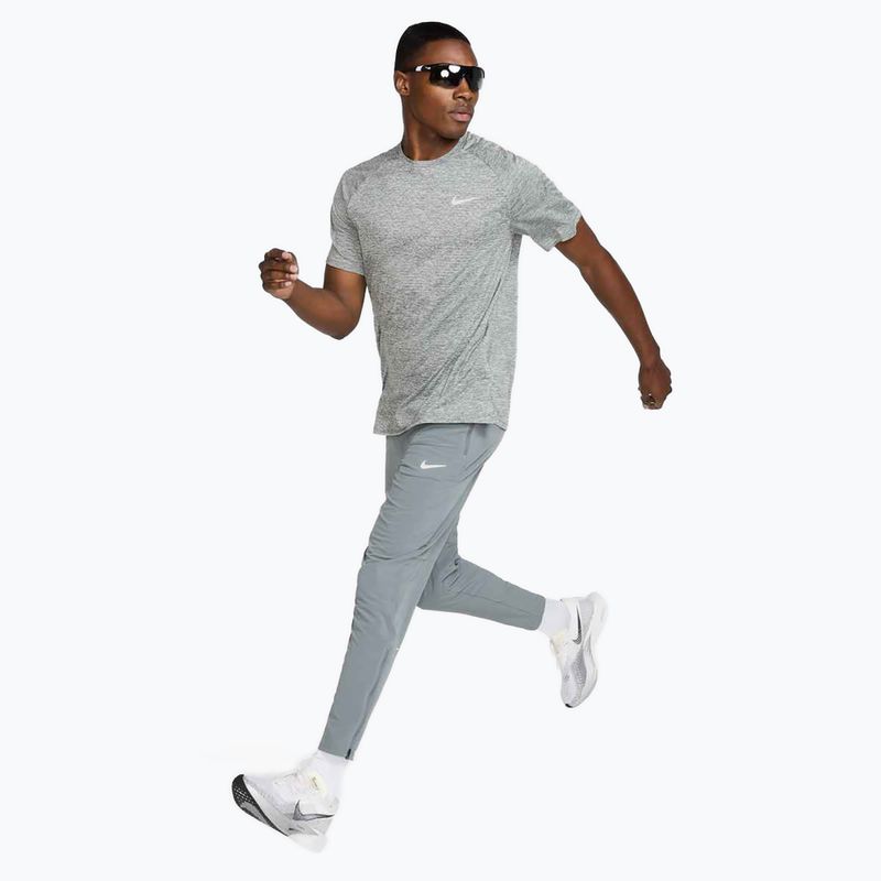 Pánské běžecké tričko Nike Stride ADV smoke grey / heather 2