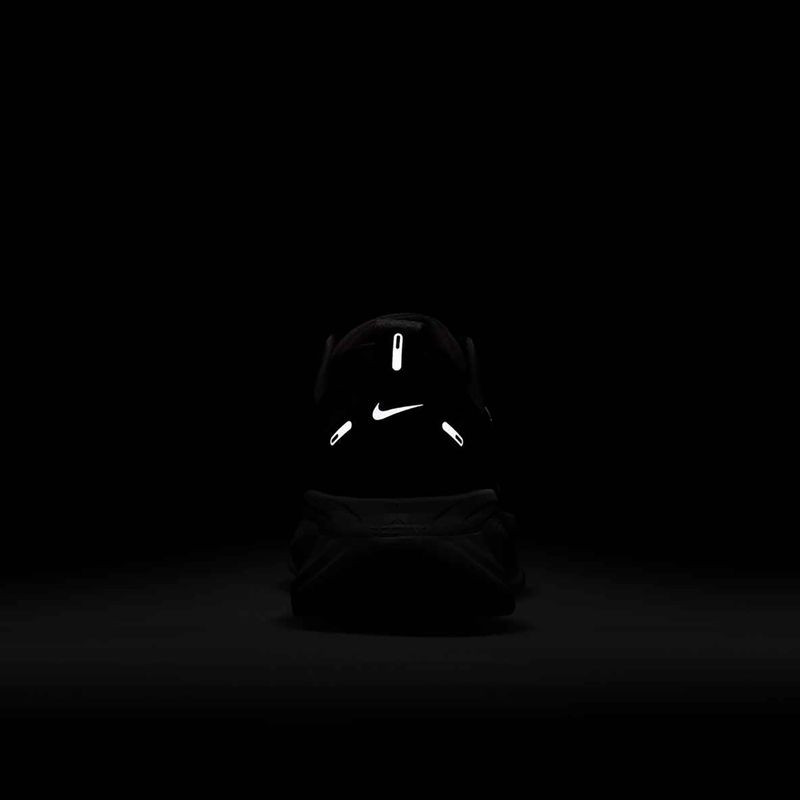 Pánské běžecké boty Nike Vomero 18 black/coconut milk/summit white 8