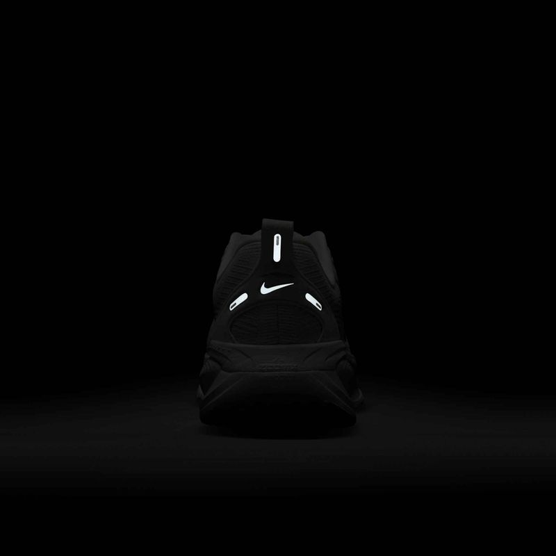 Dámské běžecké boty Nike Vomero 18 white/photon dust/metallic silver 10