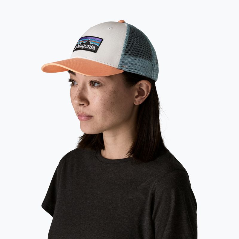 Kšiltovka Patagonia P-6 Logo LoPro Trucker white w/peach sherbet 2