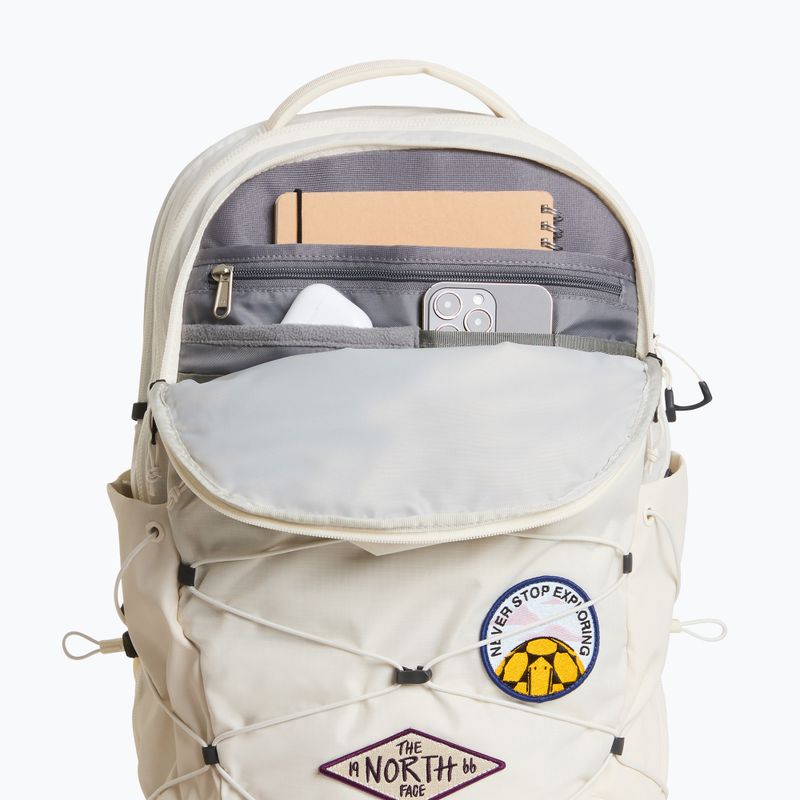 Městský batoh The North Face Borealis Patch 21 l white dune/patch 5