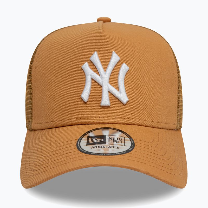 Kšiltovka  New Era League Essential Trucker New York Yankees dark beige 2