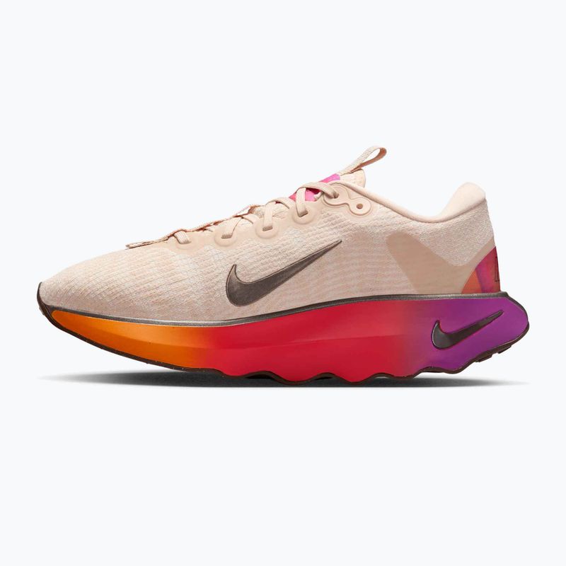 Dámské tréninkové boty Nike Motiva SE pearl white/pale ivory/vivid purple/mtl gold grain 2