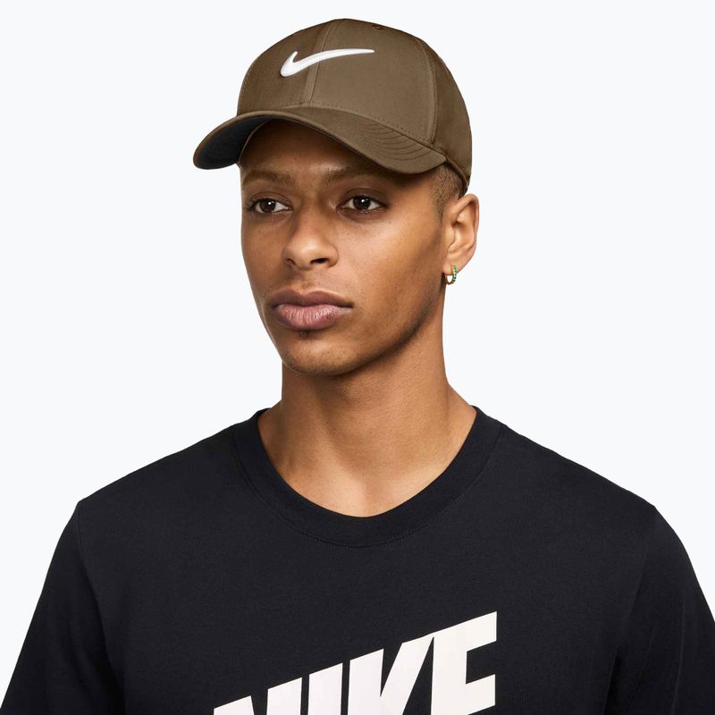 Kšiltovka Nike Dri-FIT Club mosswood brown/white