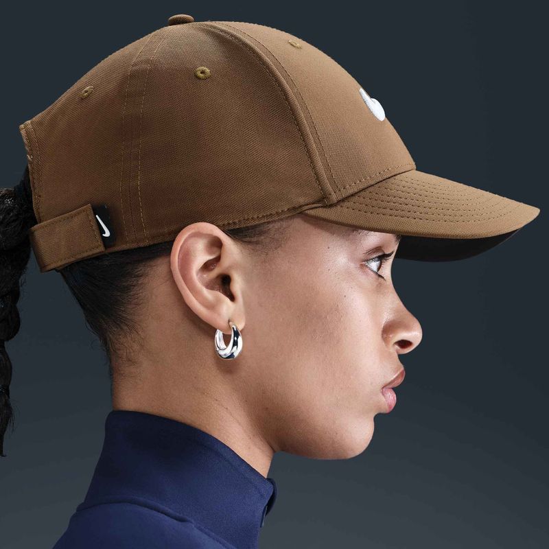 Kšiltovka Nike Dri-FIT Club mosswood brown/white 6