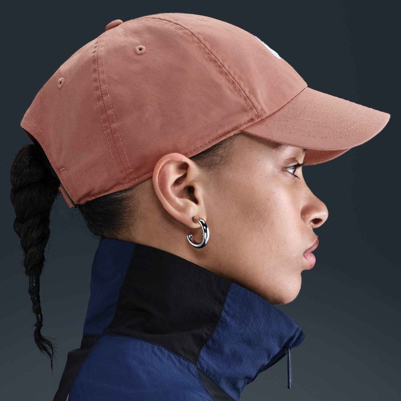 Kšiltovka Nike Club Unstructured Futura Wash rose gold/white 8