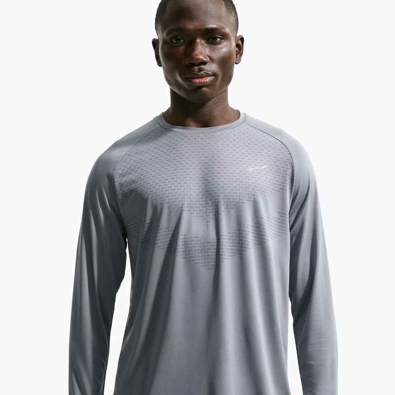 Pánské běžecké tričko Longsleeve Nike Stride Dri-Fit ADV Smoke Grey 4