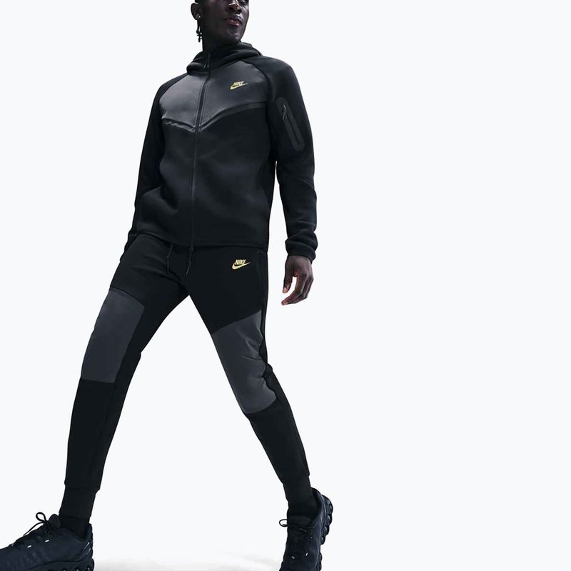 Pánské tepláky Nike Tech Joggers black/dark smoke grey/metallic gold 4